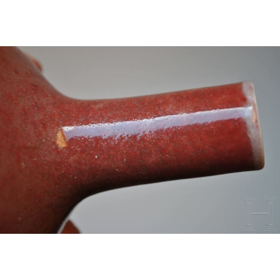 Kleine kupferrot glasierte Vase mit unterglasurblauer Yongzheng-Sechszeichenmarke, 18./19. Jhdt.