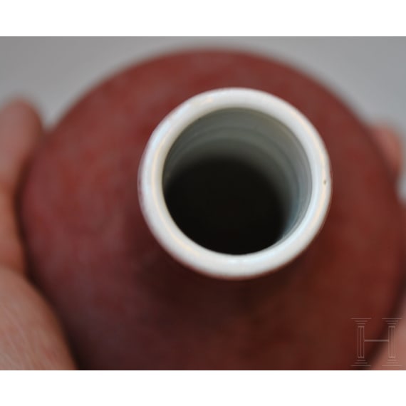 Kleine kupferrot glasierte Vase mit unterglasurblauer Yongzheng-Sechszeichenmarke, 18./19. Jhdt.