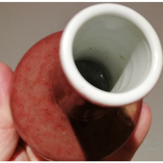 Kleine kupferrot glasierte Vase mit unterglasurblauer Yongzheng-Sechszeichenmarke, 18./19. Jhdt.