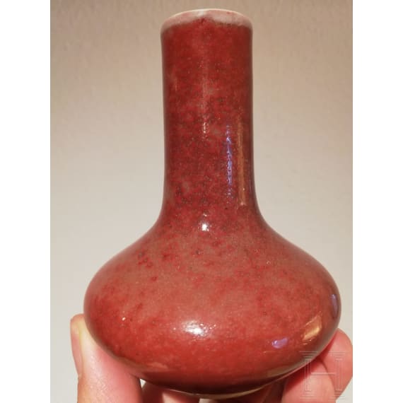 Kleine kupferrot glasierte Vase mit unterglasurblauer Yongzheng-Sechszeichenmarke, 18./19. Jhdt.