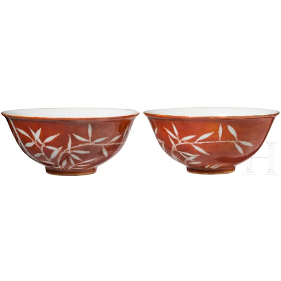 Ein Paar eisenrote Schalen mit Xuantong-Marke, China, 1908 - 1912