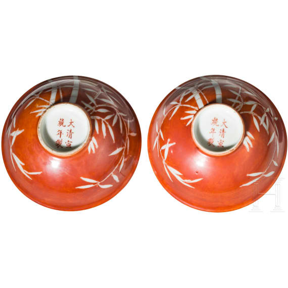 Ein Paar eisenrote Schalen mit Xuantong-Marke, China, 1908 - 1912