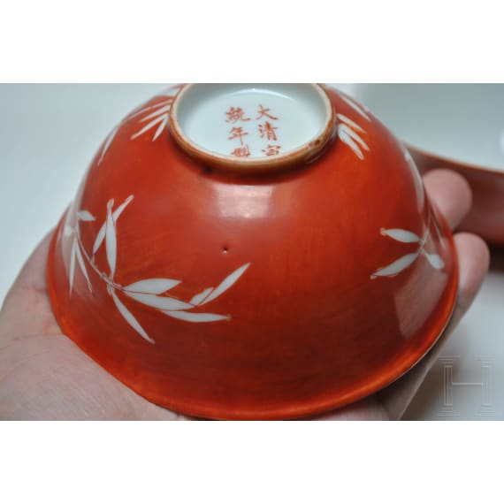 Ein Paar eisenrote Schalen mit Xuantong-Marke, China, 1908 - 1912