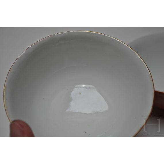 Ein Paar eisenrote Schalen mit Xuantong-Marke, China, 1908 - 1912