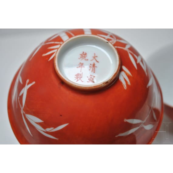 Ein Paar eisenrote Schalen mit Xuantong-Marke, China, 1908 - 1912