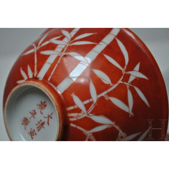 Ein Paar eisenrote Schalen mit Xuantong-Marke, China, 1908 - 1912