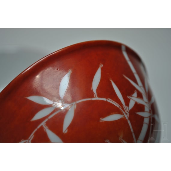 Ein Paar eisenrote Schalen mit Xuantong-Marke, China, 1908 - 1912