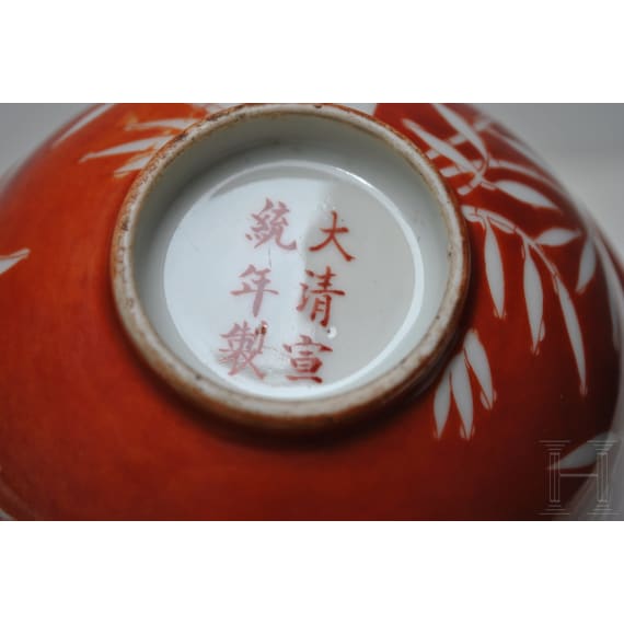 Ein Paar eisenrote Schalen mit Xuantong-Marke, China, 1908 - 1912