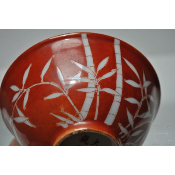 Ein Paar eisenrote Schalen mit Xuantong-Marke, China, 1908 - 1912