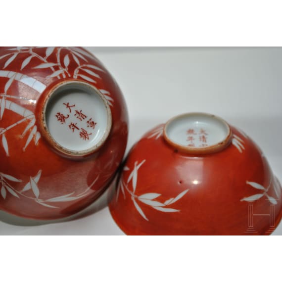 Ein Paar eisenrote Schalen mit Xuantong-Marke, China, 1908 - 1912