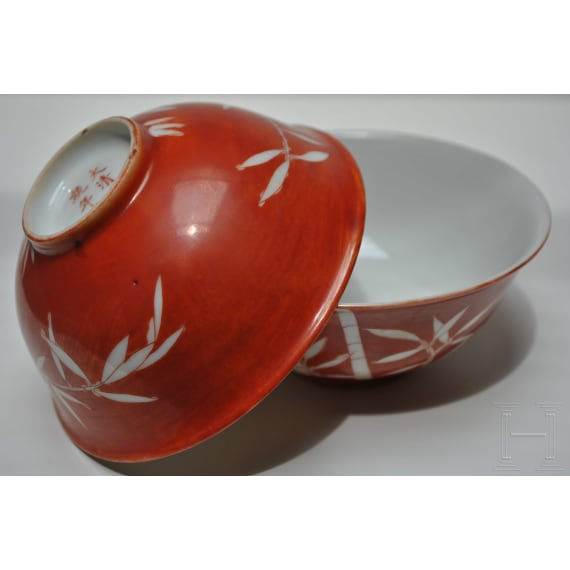 Ein Paar eisenrote Schalen mit Xuantong-Marke, China, 1908 - 1912