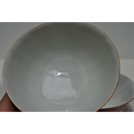 Ein Paar eisenrote Schalen mit Xuantong-Marke, China, 1908 - 1912