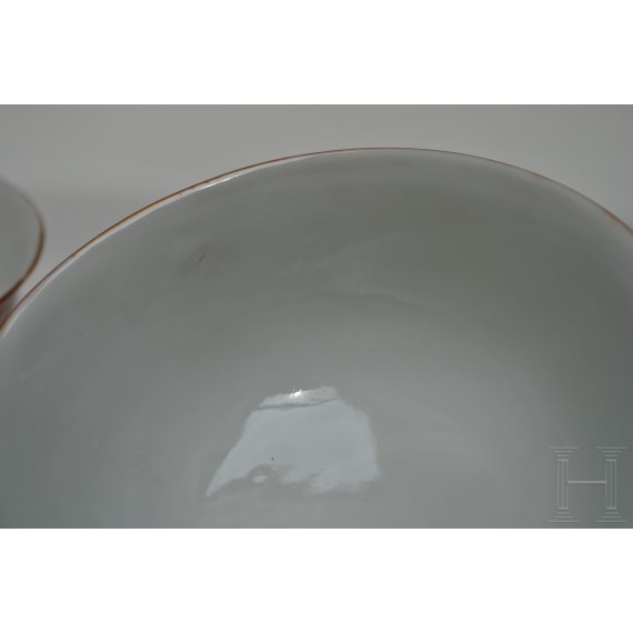 Ein Paar eisenrote Schalen mit Xuantong-Marke, China, 1908 - 1912