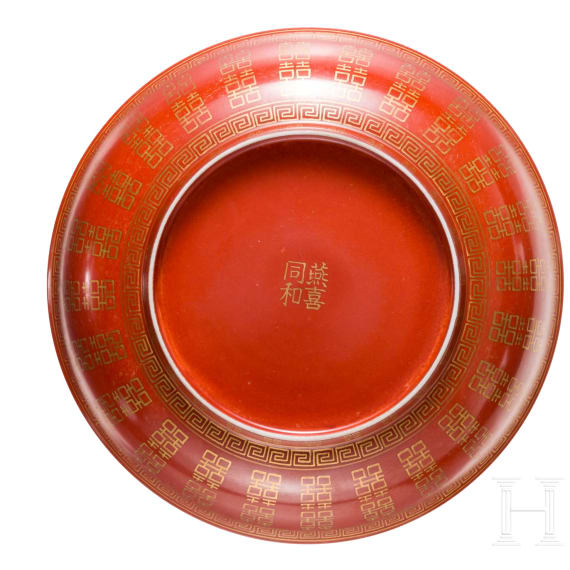 Korallenrot glasierter Teller mit Gl&uuml;ckssymbolen, China, wohl sp&auml;tes 19./Anfang 20. Jhdt.