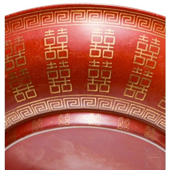 Korallenrot glasierter Teller mit Gl&uuml;ckssymbolen, China, wohl sp&auml;tes 19./Anfang 20. Jhdt.