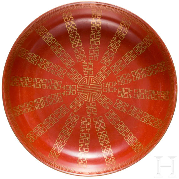 Korallenrot glasierter Teller mit Gl&uuml;ckssymbolen, China, wohl sp&auml;tes 19./Anfang 20. Jhdt.