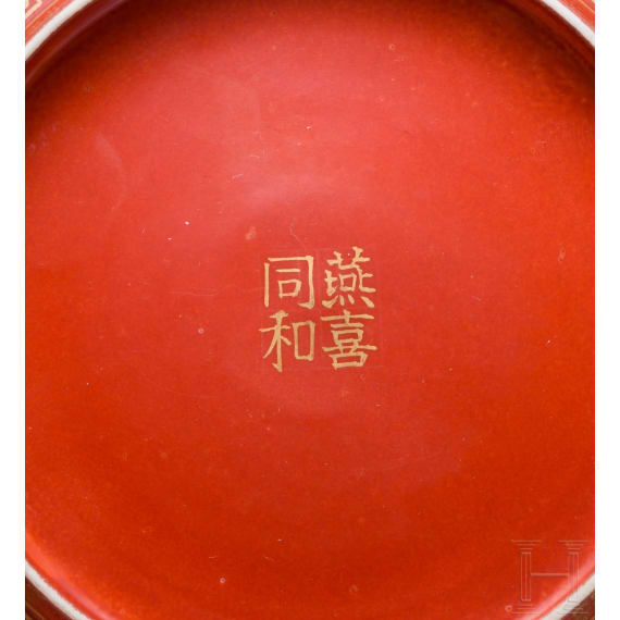 Korallenrot glasierter Teller mit Gl&uuml;ckssymbolen, China, wohl sp&auml;tes 19./Anfang 20. Jhdt.