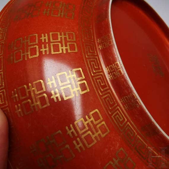 Korallenrot glasierter Teller mit Gl&uuml;ckssymbolen, China, wohl sp&auml;tes 19./Anfang 20. Jhdt.