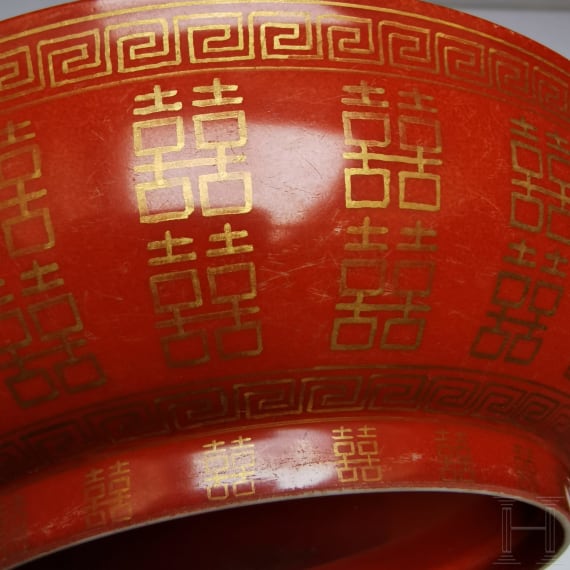 Korallenrot glasierter Teller mit Gl&uuml;ckssymbolen, China, wohl sp&auml;tes 19./Anfang 20. Jhdt.