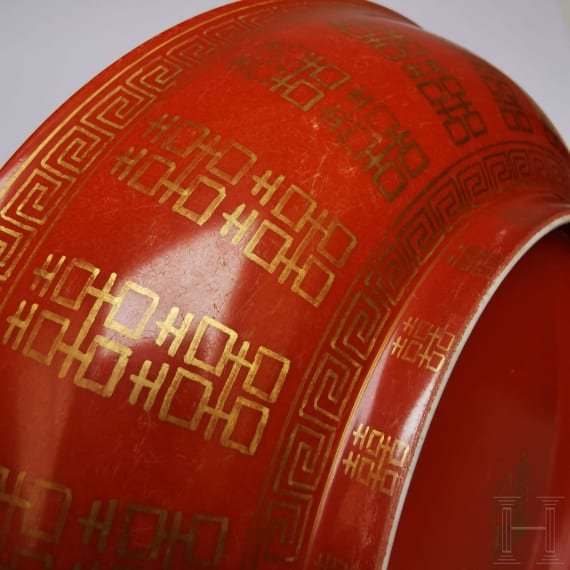Korallenrot glasierter Teller mit Gl&uuml;ckssymbolen, China, wohl sp&auml;tes 19./Anfang 20. Jhdt.
