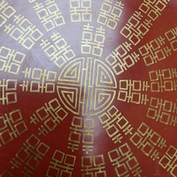Korallenrot glasierter Teller mit Gl&uuml;ckssymbolen, China, wohl sp&auml;tes 19./Anfang 20. Jhdt.