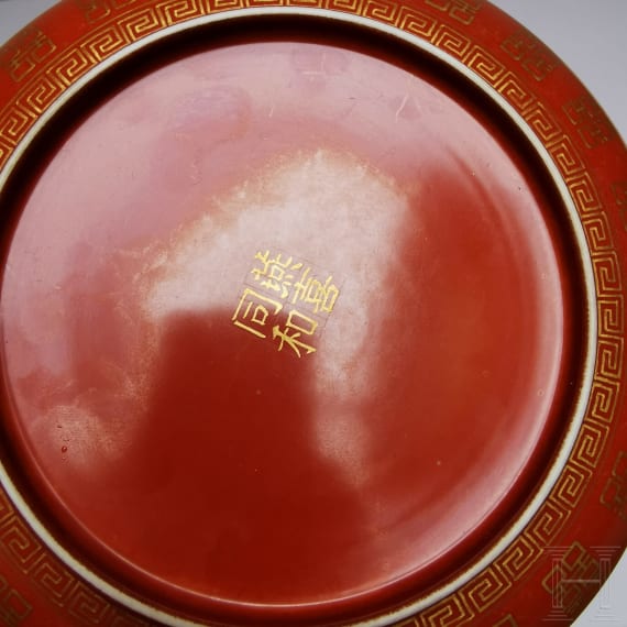 Korallenrot glasierter Teller mit Gl&uuml;ckssymbolen, China, wohl sp&auml;tes 19./Anfang 20. Jhdt.