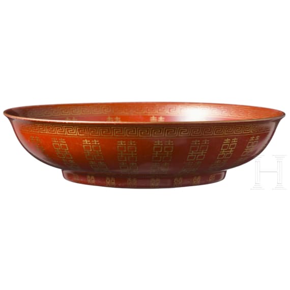 Korallenrot glasierter Teller mit Gl&uuml;ckssymbolen, China, wohl sp&auml;tes 19./Anfang 20. Jhdt.