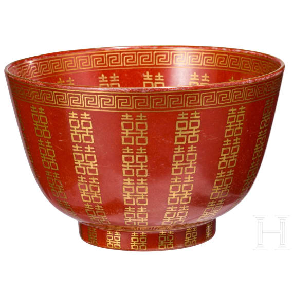 Korallenrot glasierte Schale mit Gl&uuml;ckssymbolen, China, wohl sp&auml;tes 19./Anfang 20. Jhdt.
