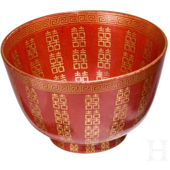 Korallenrot glasierte Schale mit Gl&uuml;ckssymbolen, China, wohl sp&auml;tes 19./Anfang 20. Jhdt.