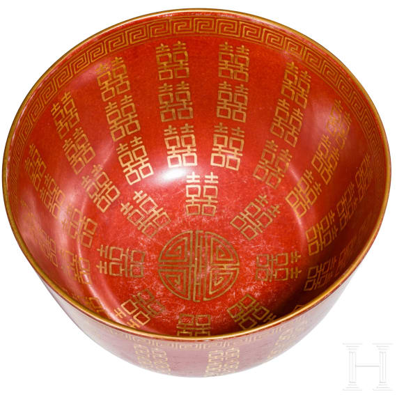 Korallenrot glasierte Schale mit Gl&uuml;ckssymbolen, China, wohl sp&auml;tes 19./Anfang 20. Jhdt.