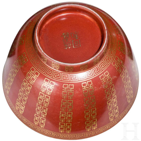 Korallenrot glasierte Schale mit Gl&uuml;ckssymbolen, China, wohl sp&auml;tes 19./Anfang 20. Jhdt.