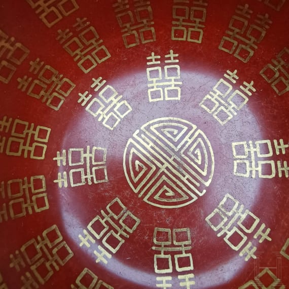 Korallenrot glasierte Schale mit Gl&uuml;ckssymbolen, China, wohl sp&auml;tes 19./Anfang 20. Jhdt.