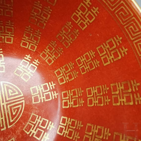 Korallenrot glasierte Schale mit Gl&uuml;ckssymbolen, China, wohl sp&auml;tes 19./Anfang 20. Jhdt.