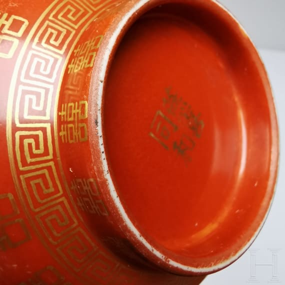 Korallenrot glasierte Schale mit Gl&uuml;ckssymbolen, China, wohl sp&auml;tes 19./Anfang 20. Jhdt.