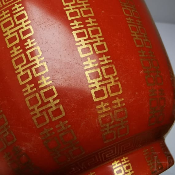 Korallenrot glasierte Schale mit Gl&uuml;ckssymbolen, China, wohl sp&auml;tes 19./Anfang 20. Jhdt.