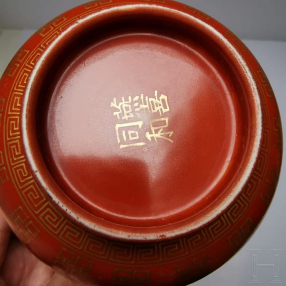 Korallenrot glasierte Schale mit Gl&uuml;ckssymbolen, China, wohl sp&auml;tes 19./Anfang 20. Jhdt.