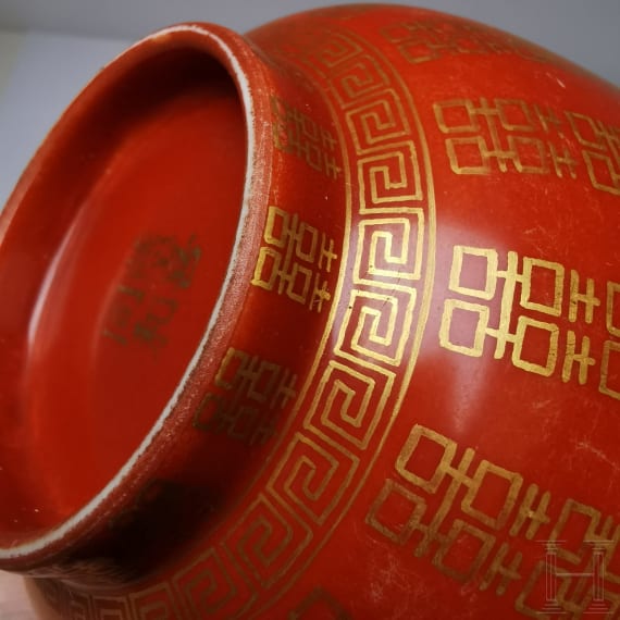 Korallenrot glasierte Schale mit Gl&uuml;ckssymbolen, China, wohl sp&auml;tes 19./Anfang 20. Jhdt.