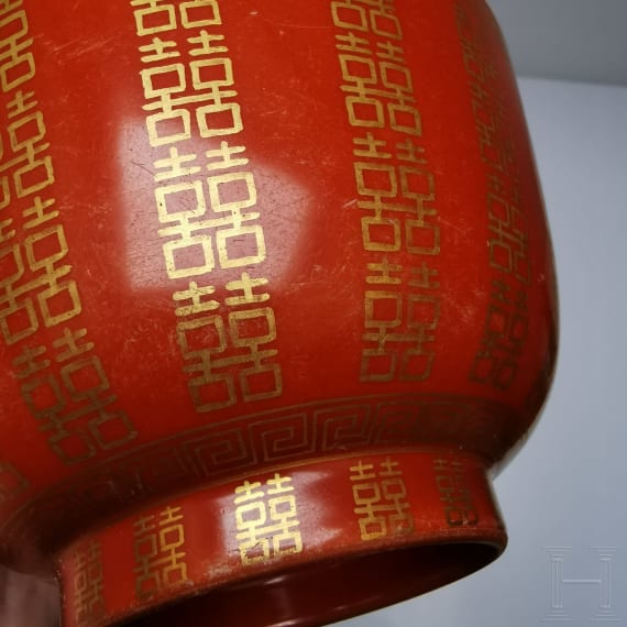 Korallenrot glasierte Schale mit Gl&uuml;ckssymbolen, China, wohl sp&auml;tes 19./Anfang 20. Jhdt.