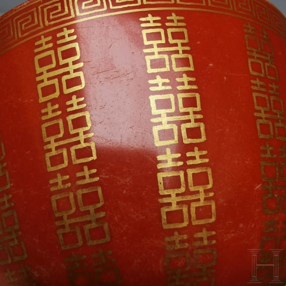 Korallenrot glasierte Schale mit Gl&uuml;ckssymbolen, China, wohl sp&auml;tes 19./Anfang 20. Jhdt.