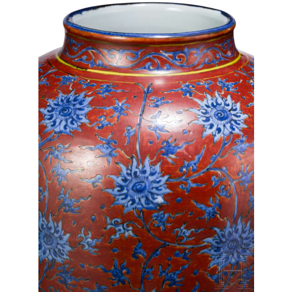 Sehr gro&szlig;e Vase mit Lotusbl&uuml;ten, China, wohl sp&auml;te Ming-Dynastie