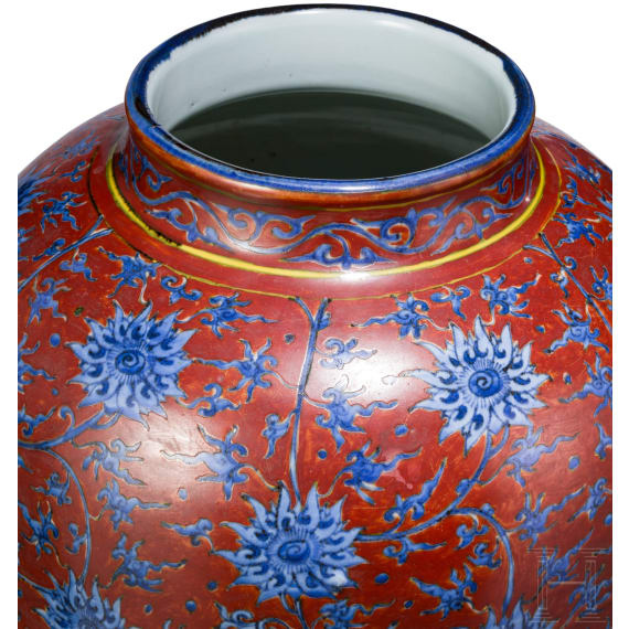 Sehr gro&szlig;e Vase mit Lotusbl&uuml;ten, China, wohl sp&auml;te Ming-Dynastie