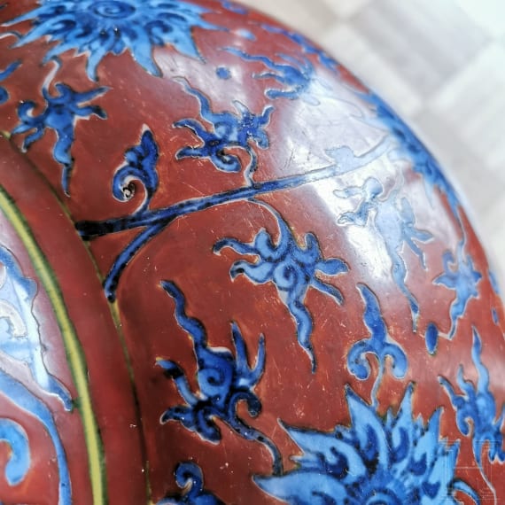 Sehr gro&szlig;e Vase mit Lotusbl&uuml;ten, China, wohl sp&auml;te Ming-Dynastie