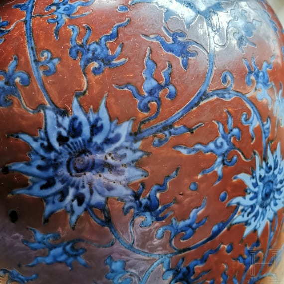 Sehr gro&szlig;e Vase mit Lotusbl&uuml;ten, China, wohl sp&auml;te Ming-Dynastie