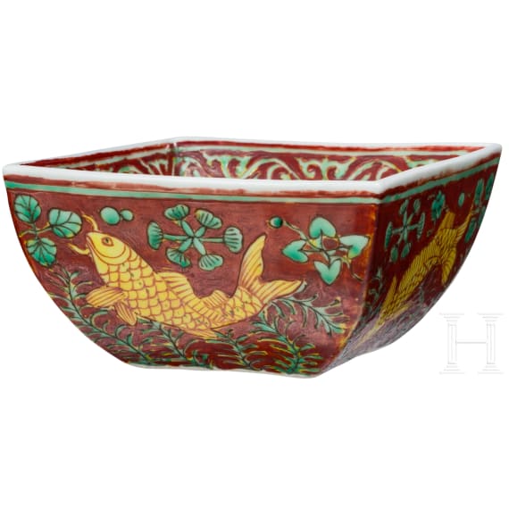 Eisenrot glasierte Schale mit Fischen, China, wohl Ende 19./Anfang 20. Jhdt.