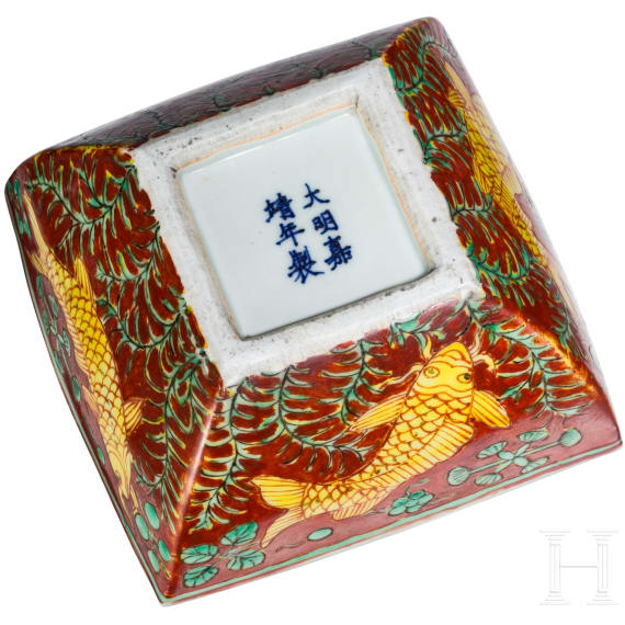 Eisenrot glasierte Schale mit Fischen, China, wohl Ende 19./Anfang 20. Jhdt.