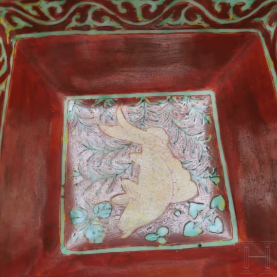 Eisenrot glasierte Schale mit Fischen, China, wohl Ende 19./Anfang 20. Jhdt.