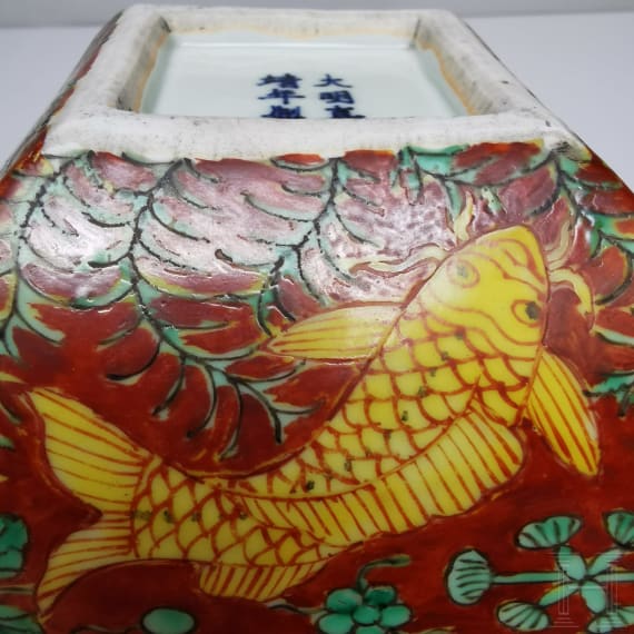 Eisenrot glasierte Schale mit Fischen, China, wohl Ende 19./Anfang 20. Jhdt.