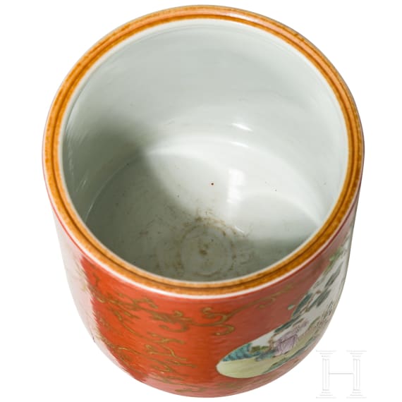 Korallenrot glasierter Famille-rose-Pinseltopf, China, wohl sp&auml;tes 19. Jhdt.