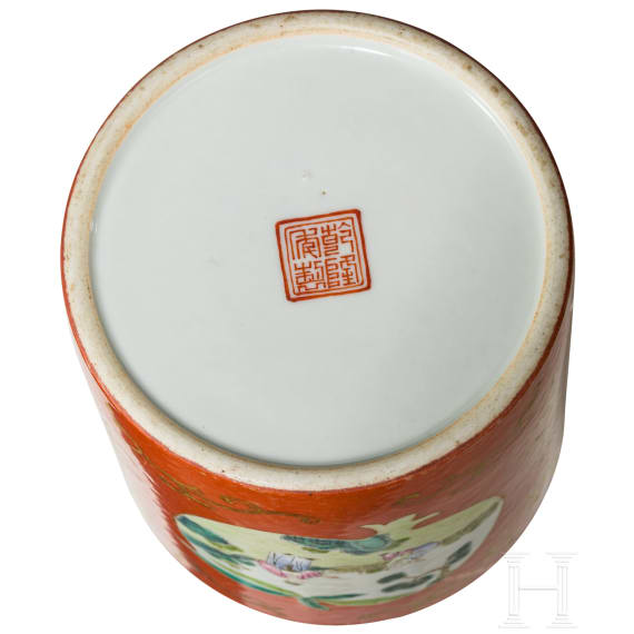 Korallenrot glasierter Famille-rose-Pinseltopf, China, wohl sp&auml;tes 19. Jhdt.