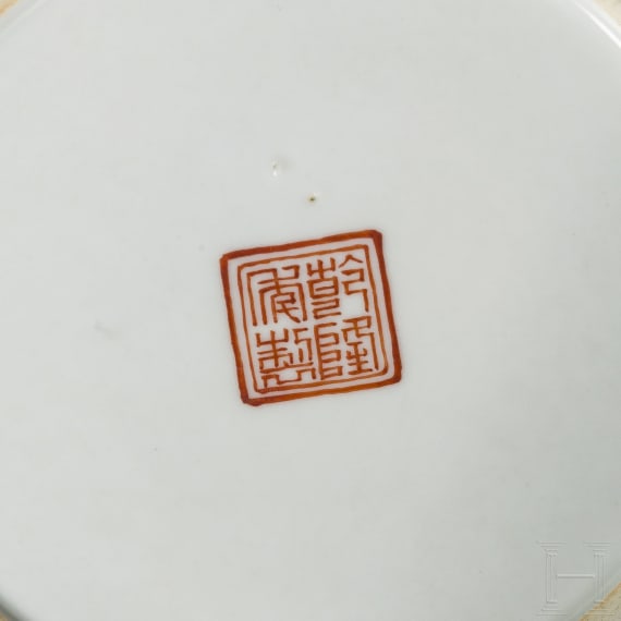 Korallenrot glasierter Famille-rose-Pinseltopf, China, wohl sp&auml;tes 19. Jhdt.